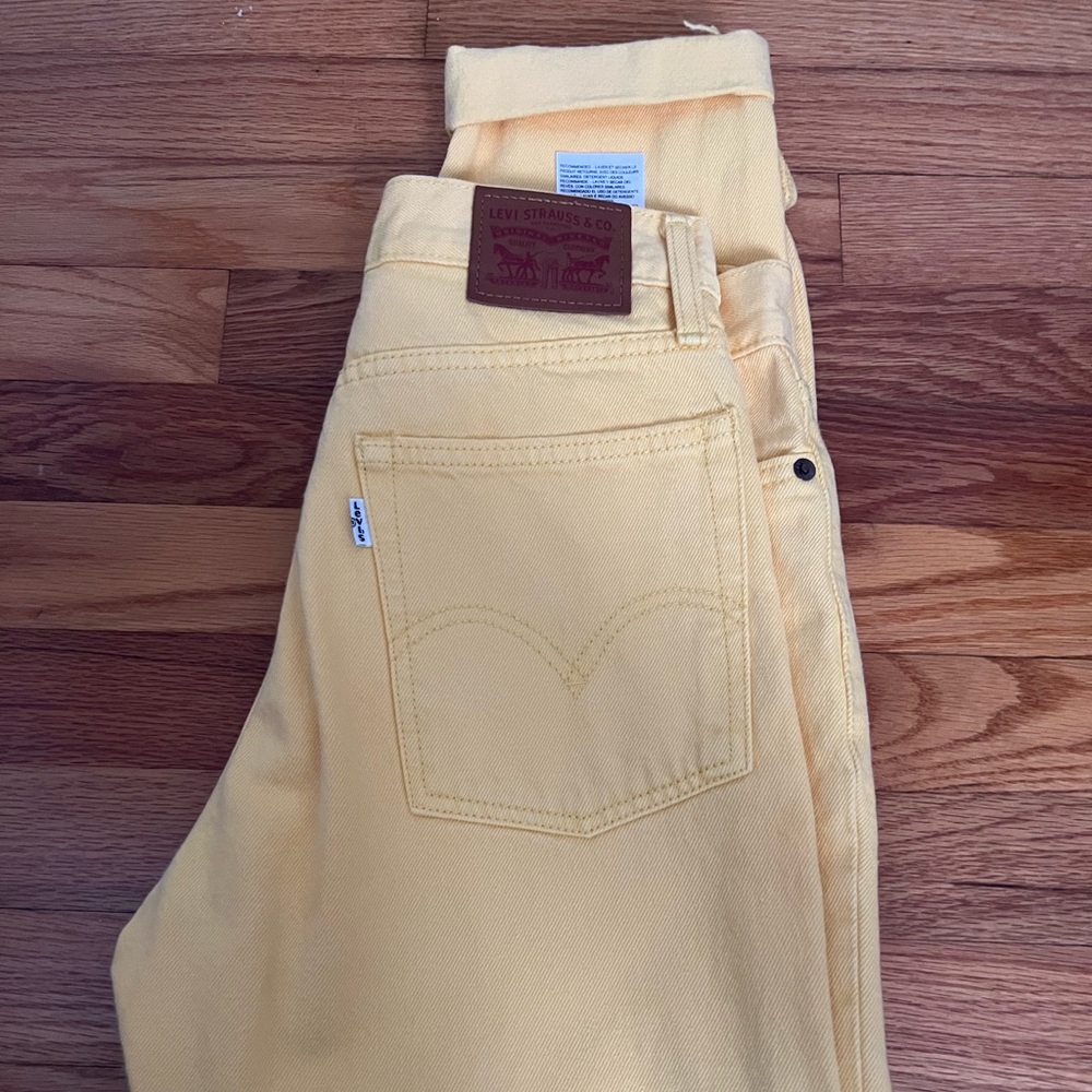 Yellow Levi’s mid rise